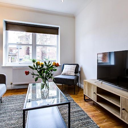 Stylish Two Bedroom Apartment With Free Parking! Romford Eksteriør billede
