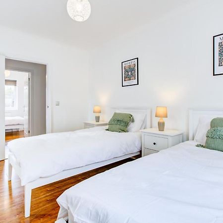 Stylish Two Bedroom Apartment With Free Parking! Romford Eksteriør billede