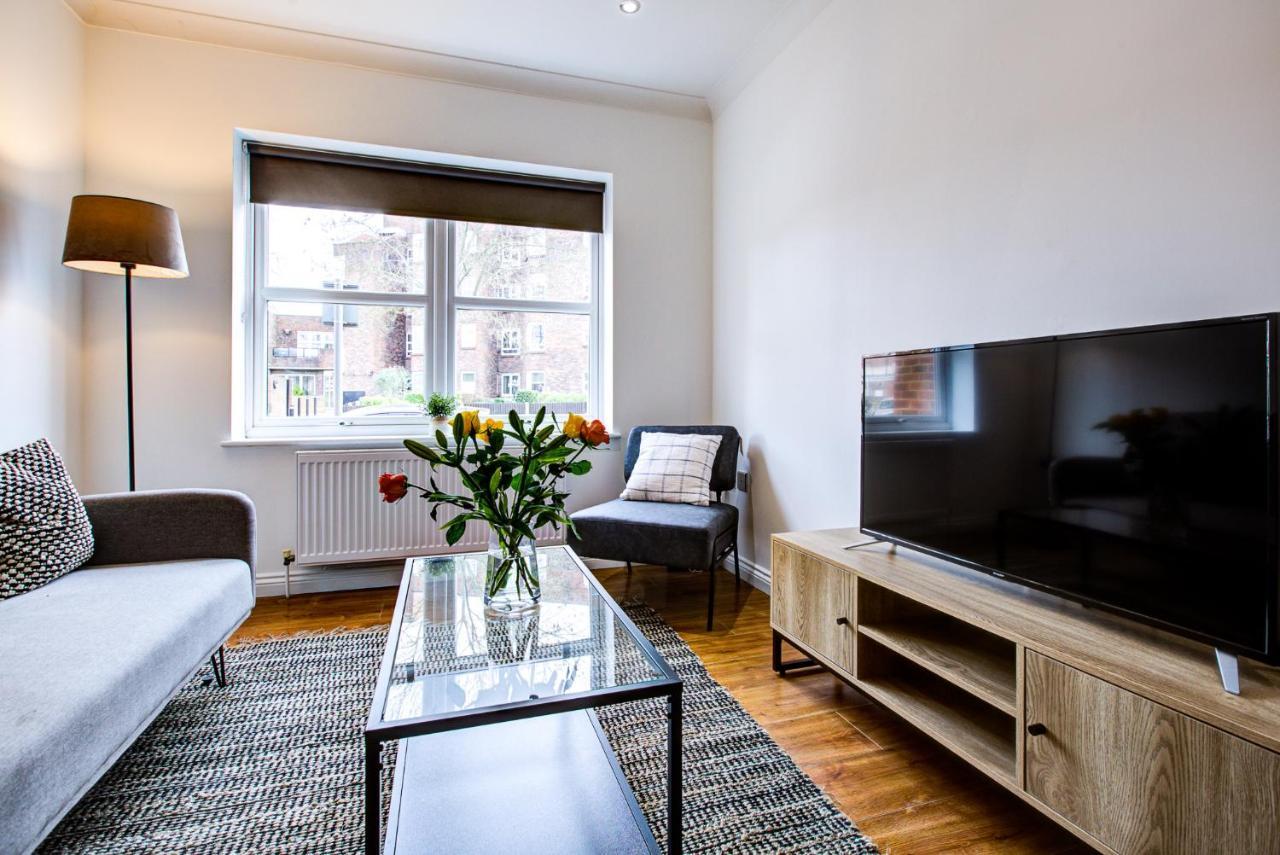 Stylish Two Bedroom Apartment With Free Parking! Romford Eksteriør billede
