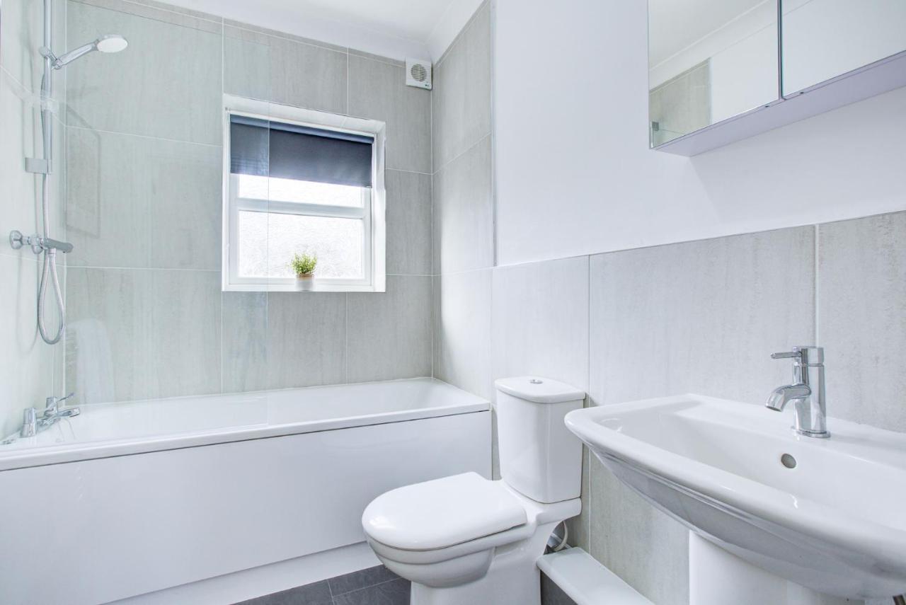 Stylish Two Bedroom Apartment With Free Parking! Romford Eksteriør billede