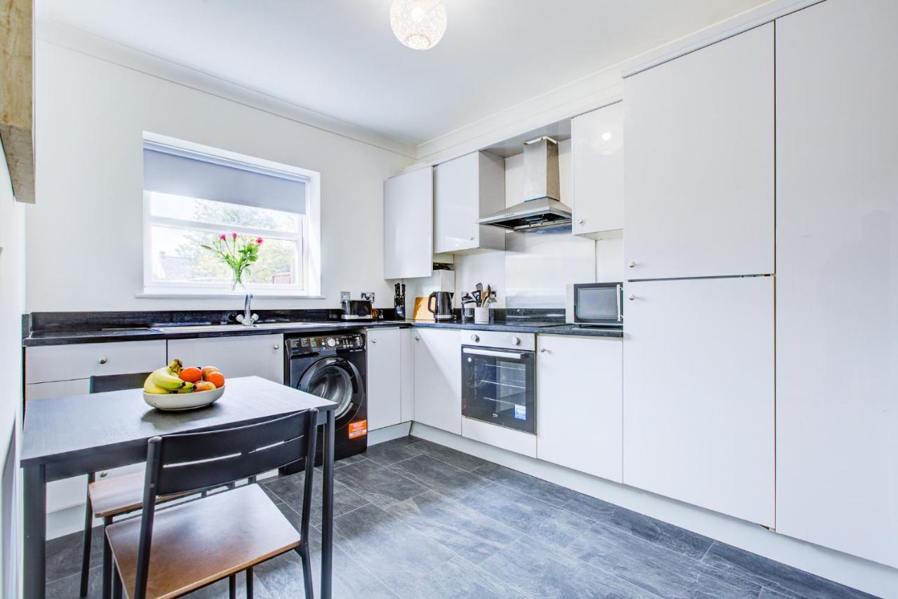 Stylish Two Bedroom Apartment With Free Parking! Romford Eksteriør billede