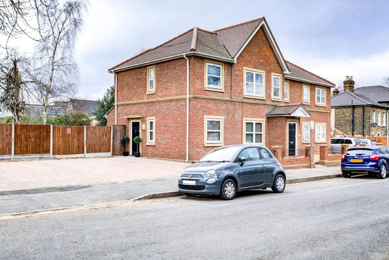 Stylish Two Bedroom Apartment With Free Parking! Romford Eksteriør billede