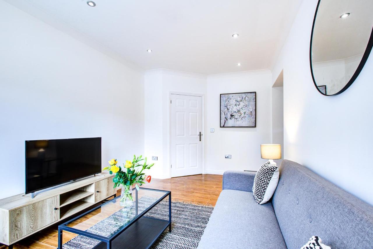 Stylish Two Bedroom Apartment With Free Parking! Romford Eksteriør billede